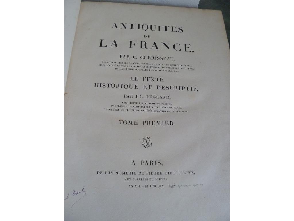 CLERISSEAU, Charles-Louis et LEGRAND, Jacques-Guillaume : Antiquités de la France. Tome premier [Monuments de Nismes]. Planches Paris : Didot, 1804. 2 volumes grand in-folio, demi-toile bistre fin XIXe, pièces de titre en maroquin chaudron sur dos. Seconde édition en partie originale de cet ouvrage capital sur l'histoire et les monuments de Nîmes. Ce premier tome des Antiquités de la France est le seul qui ne vit jamais le jour. Après un séjour à Rome au milieu du XVIIIe siècle durant lequel Charles-Louis Clerisseau, rencontra notamment Piranesi et Panini, il décide à son retour de préparer un ouvrage monumental sur les antiquités de France, dont seule cette première partie fut initialement publiée en 1778. Il a été considérablement augmenté dans cette édition par larchitecte Jacques-Guillaume Legrand, dont le texte historique et descriptif occupe le premier volume. Le second volume, formant l'atlas, est bien complet de 63 grandes et belles planches à pleine page, dont 18 double page, gravées sur cuivre d'après les dessins de Clérisseau. Rares rousseurs au volume de texte, très beau tirage et état de fraicheur des planches, en dépit de reliures modestes. BEL EXEMPLAIRE.