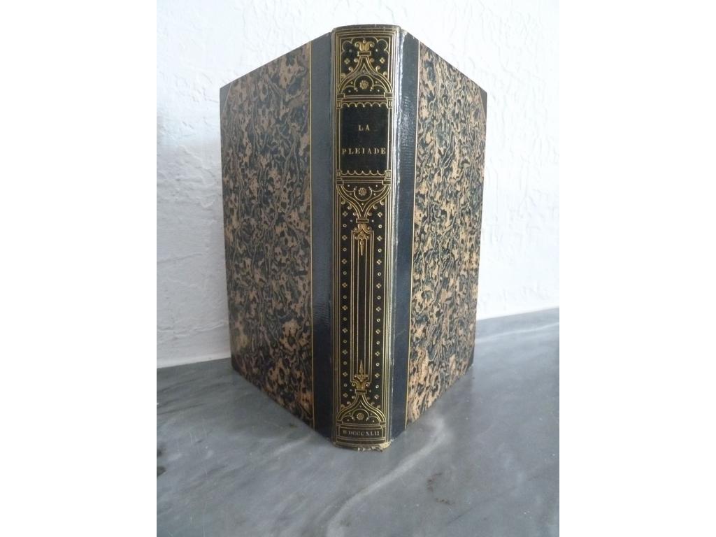 LA PLEIADE : Ballades, fabliaux, nouvelles et légendes. Homère, Veda-Vyasa, Marie de France, Burger, Hoffmann, Tieg, Dickens, Gavarni, Blaze. Paris : Curmer, 1842. Un volume in-8°. Reliure circa fin XIXe demi-maroquin à petits coins bleu nuit, dos orné en long dun élégant et fin décor romantique de jeux de filets, fleurons et fleurons dorés, date dorée en queue, filets dorés sur plats, non rogné, couvertures et dos imprimés conservés. Exemplaire bien complet en 1er tirage de ses 10 livraisons illustrées de 10 frontispices gravés à leau-forte par FEART, PENGUILLY, JACQUE, DAUBIGNY et de 62 vignettes in-texte gravées sur bois ou à leau-forte daprès PENGUILLY, JACQUE, JEANRON, TRIMOLET, etc. Ex-libris doré sur pièce de veau bleu roi de R. DESCAMPS-SCRIVE. (Carteret : III, 499). Infimes frottis sinon MAGNIFIQUE EXEMPLAIRE à la prestigieuse provenance, très pur dun des ouvrages illustrés les plus importants du XIXe siècle. Les couvertures et le dos sont à létat de neuf.