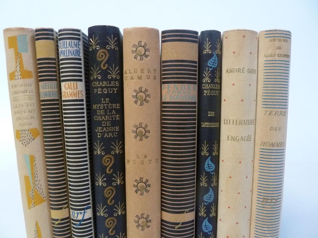 (Reliures Nrf, de Bonet ou Prassimos) : 9 volumes in-12° : - CAMUS : La peste. 1947. EDITION ORIGINALE sur Alfa.- APOLLINAIRE : Tendre comme le souvenir. 1952. EDITION ORIGINALE.   PEGUY : Les tapisseries. 1947.  - GIDE : Littérature étrangère.1950 , - PEGUY : Le mystère de la charité de Jeanne dArc. 1947. APOLLINAIRE : Calligrammes. 1945.   APOLLINAIRE : Le guetteur mélancolique. 1952. EDITION ORIGINALE. CALDWELL : Le petit arpent du bon dieu. 1946. - SAINT-EXUPERY : Terre des hommes.1941. EDITION ORIGINALE. Dos du Camus bruni. Quelques petites usures. BON ENSEMBLE. (n.c.)