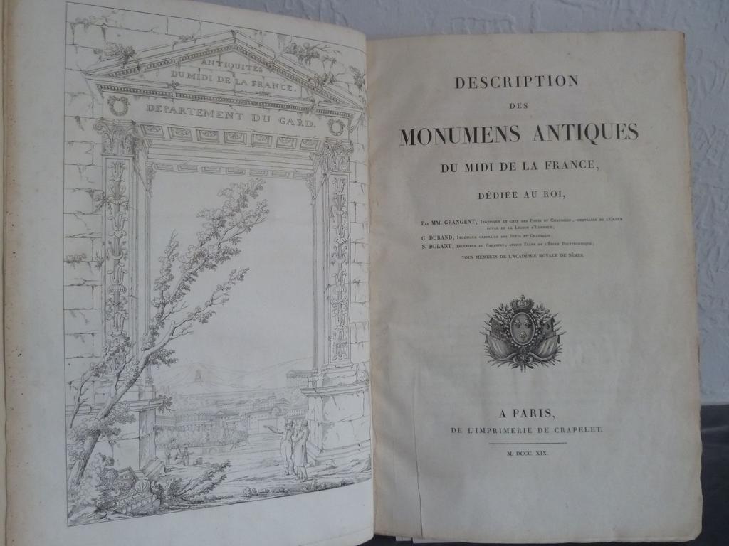 GRANGENT, DURAND, C. et DURANT, S. : Descriptions des monuments antiques du Midi de la France. Paris : Crapelet, 1819. Un volume in-folio. Reliure mi-XXe demi-chagrin à coins chocolat, dos à nerfs fleuronnés. Non rogné. Bien complet de son frontispice et de ses 43 planches souvent à plusieurs sujets (une Bis), dont une à double page. Rares et pâles rousseurs. BEL EXEMPLAIRE.