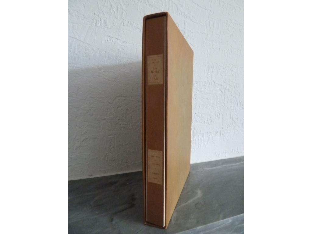 ARENE, Paul. (COUSSENS, Armand) : La Mort de Pan et autres contes. Paris : Carteret, 1945. Un volume in-4° en feuilles sous couvertures imprimées et rempliée. Chemise titrée au dos et étui cartonnés de léditeur. Illustré de 20 eaux-fortes originales en couleurs dArmand COUSSENS, dont 6 hors-texte, 6 en-têtes et 8 culs-de-lampe. Tiré à 200 ex. numérotés. 1 des 50 sur Japon impérial contenant 3 suites des gravures : un premier état en noir, avant la lettre, un état en bistre, les deux avec remarques et létat en couleurs interfolié des gravures avant la lettre, avec remarques. Exemplaire enrichi de 2 gravures, en deux états, non retenues pour lillustration du livre. Etui un brin bruni sinon TRES BEL EXEMPLAIRE.