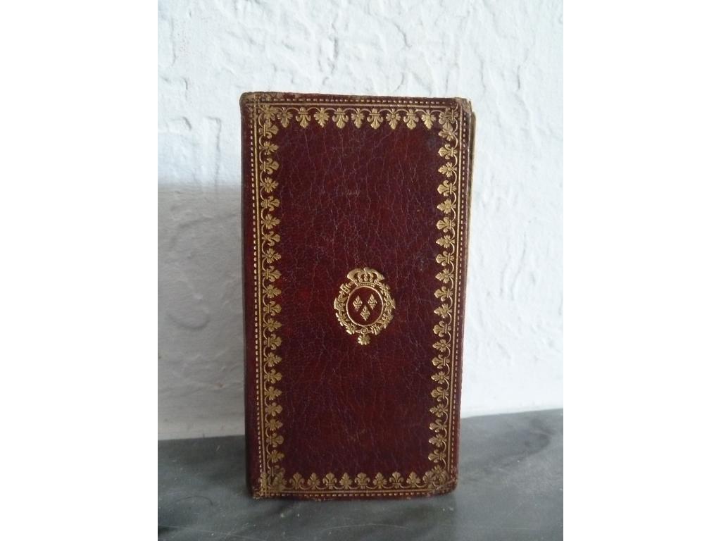 Calendrier de la Cour, tiré des éphémérides, pour lannée 1790  Paris : Veuve Hérissant, 1790. 1 volume in-18°. Reliure de lépoque plein maroquin rouge, dos lisse muet orné de filets gras et rectangles dorés, roulette fleurdelisée en encadrement des plats avec armes de Louis XVI dorées au centre, roulette dorée sur coupes, toutes tranches dorées doublure et gardes de papier doré fleuri. Quelques légères usures. TRES BEL EXEMPLAIRE.