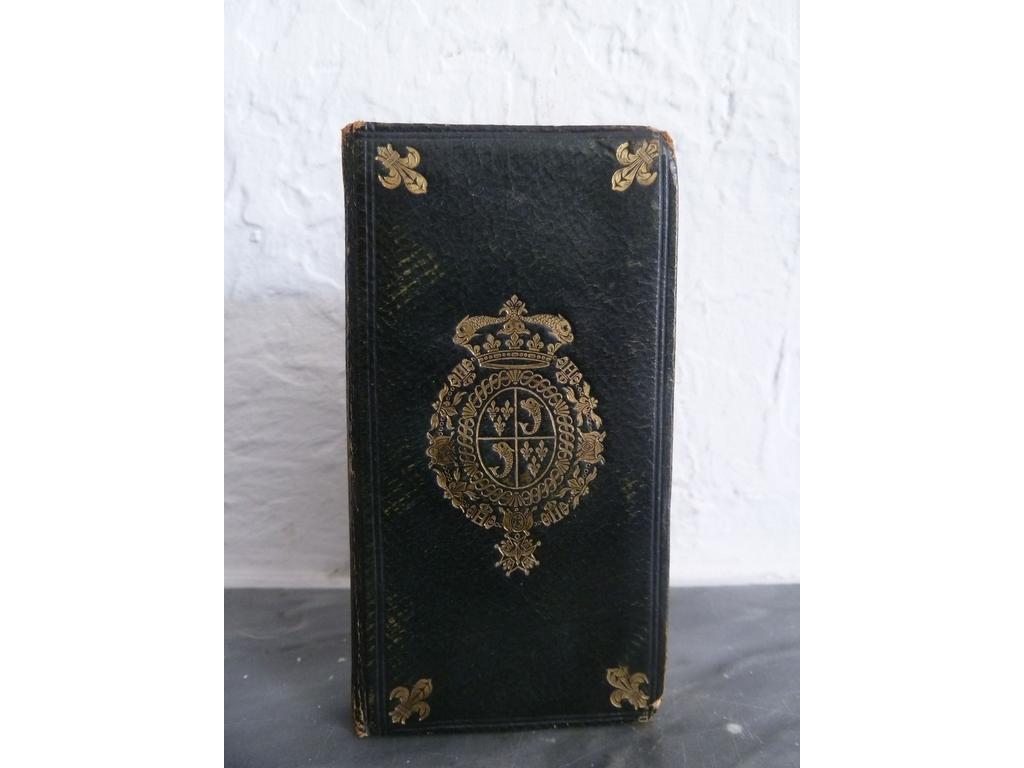 Calendrier de la Cour pour lannée 1829  Paris : Le Doux-Hérissant, 1829. 1 volume in-18°. Reliure de lépoque plein maroquin vert, dos lisse muet orné de jeux de filets dorés, double filet à froid en encadrement des plats, armes dorées du Dauphin de France (Louis Antoine de Bourbon, Duc dAngoulême !) au centre avec fleur de lys doré en écoinçons, toutes tranches dorées. Vignette sur titre aux armes de Charles X. légers frottis sinon TRES BEL EXEMPLAIRE, peu commun fort rare aux armes du Dauphin.