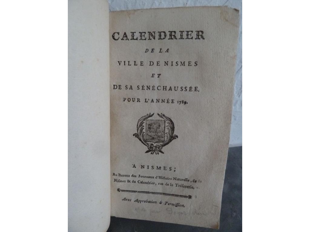 Calendrier de la ville de Nismes et de sa sénéchaussée pour l'année 1789. Nismes : Bureau des Journaux d'Histoire Naturelle, de Nismes et du Calendrier, rue de la Trésorerie, s.d. [1789] , Un volume broché in-12° sous couvertures dattente de lépoque. 7 planches gravées sur bois dépliantes in-fine. BON EXEMPLAIRE.