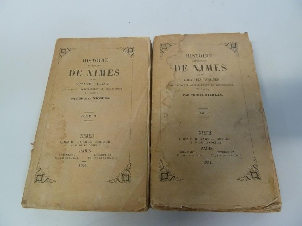 NICOLAS, Michel : Histoire littéraire de Nîmes et des localités voisines qui forment actuellement le département du Gard. Nîmes : Ballivet et Fabre, 1854. 2 volumes brochés in-8°.