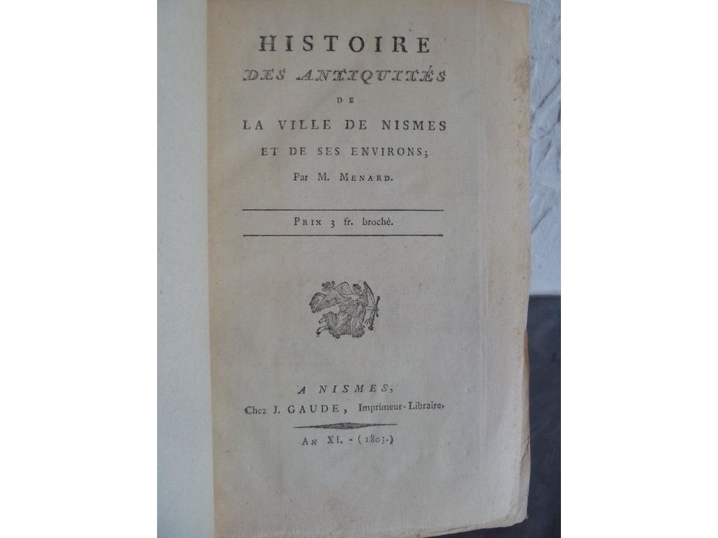 MENARD : Histoire des antiquités de la ville de Nismes et de ses environs. Nimes : J. Gaude, an XI (1803). 1 volume in-8°. Reliure circa 1840-1850 demi-veau blond, dos orné de nerfs simulés à froid et doré. EDITION ORIGINALE illustrée de 8 gravures dépliantes (sur 9), ici sur papier bleuté dit révolutionnaire. Coiffe de tête arasée. BEL EXEMPLAIRE..