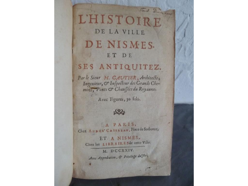[SEYNES, Alphonse] : Notice sur les découvertes faites autour de la Maison Carrée en 1820 et 1821.   S.l. : S.e.n.d. [Nîmes : chez J. B. Guibert, circa 1823]. Un plaquette in-8° sous couvertures dattente de lépoque. Bien complet de ses 2 plans dépliants, dont un avec une restauration ancienne au verso.