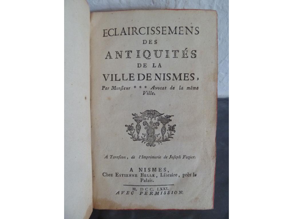 [CAUMETTE, Ch.] : Eclaircissements des Antiquités de la ville de Nismes par M***, Avocat de la même ville. Tarascon : Joseph Fuzier , Nismes : chez Etienne Belle, 1771. Un volume in-12°. Reliure de lépoque plein basane havane, dos muet à nerfs ornés de caissons de double filet doré fleuronnés, toutes ranches rouges, Bien complet de ses 4 planches dépliantes représentant la Tourmagne, l'Amphithéâtre, la Maison carrée et le Pont du Gard. (Barbier : II, 9c). Coiffe de tête arasée, petite brunissure en marge inférieure sans atteinte au texte. BON EXEMPLAIRE.
