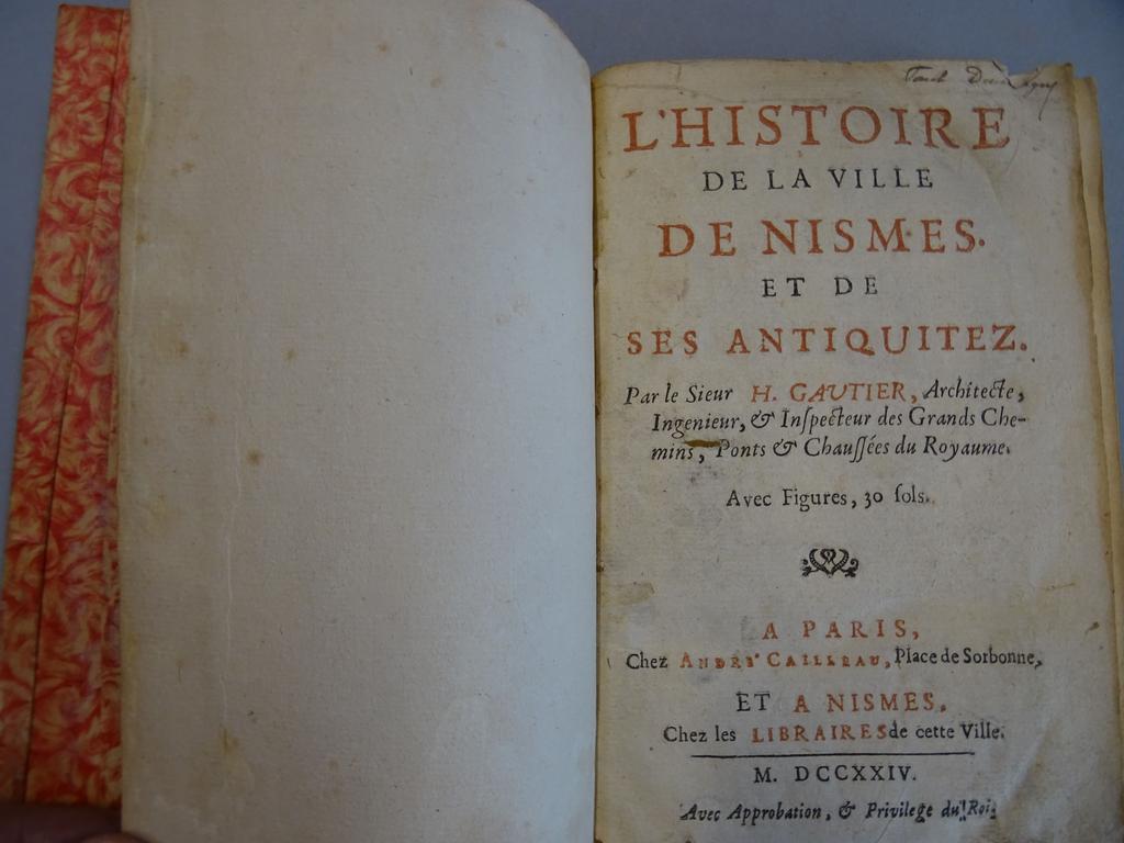 GAUTIER, H. : Lhistoire de la ville de Nismes et de ses antiquités. Paris : Cailleau et Nismes : Chez les librairies, 1724. Un volume in-12° broché sous couvertures dattente. Bien complet de ses 2 longues planches dépliantes in-fine. BON EXEMPLAIRE.
