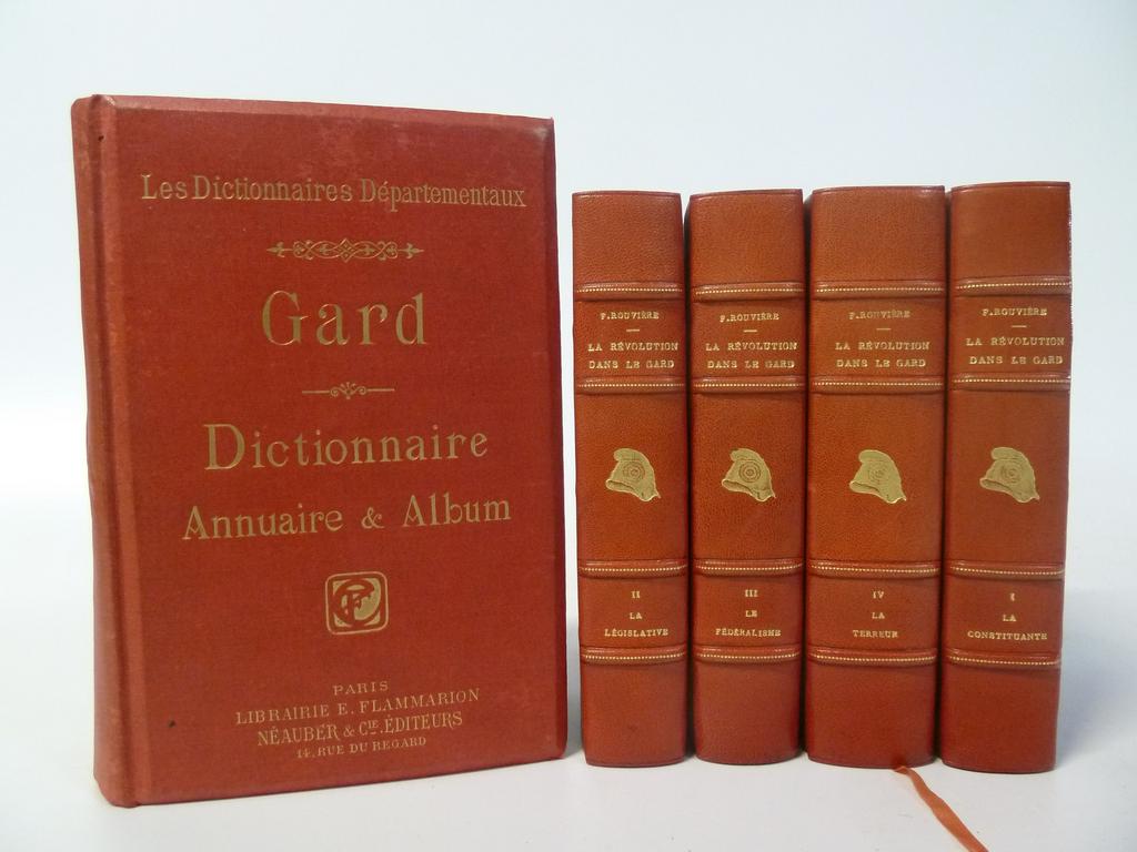 ROUVIERE, F. : Histoire de la révolution dans le Gard. Nîmes : A. Catélan, 1887-1889. 4 volumes in-8°. Reliures mi-XXe  demi-chagrin rouge à coins, dos à 4 nerfs sautés surmontés de pointillés dorés avec bonnet phrygien doré au centre, têtes dorées. Couvertures imprimées et 3 su 4 dos conservés. Non rogné. Dos un briN éclaircis. ON Y JOINT : Gard : Dictionnaire biographique et Album. Paris : Flammarion, s.d. (fin XIXe). UN volume fort in-8°. Reliure de léditeur pleine percaline rouge à la bradel, titre doré sur dos et 1er plat, tête dorée. BON ENSEMBLE