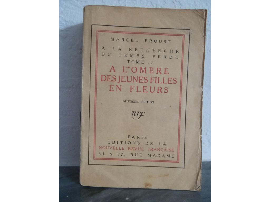 REF 29 : PROUST, Marcel : A la recherche du temps perdu. Tome II. A lombre des jeunes filles en fleurs. Paris : Ed. de la N.r.f., 1918 (30/11/1918). Un volume broché in-8° sous couvertures imprimées. Non rognés. EDITION ORIGINALE du tirage sur vélin comme il se doit avec le bon achevé dimprimer au 30 novembre 1918 et mention fictive de 2ième édition, (il ny a pas eu de grand papier pour ce tome au format in-8°. Ils ont été réservés aux réimposés au format in-4°). Couvertures légèrement brunies sinon BEL EXEMPLAIRE.