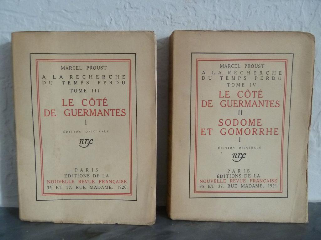 REF 29 : PROUST, Marcel : A la recherche du temps perdu. Tome III et Tome IV. Le côté de Guermantes. Paris : Ed. de la N.r.f., 1920 et 1921. 2 volumes brochés in-8° sous couvertures imprimées. Non rognés. EDITIONS ORIGINALES tirées respectivement à 1173 ex. numérotés. 1 des 800 sur pur fil Lafuma-Navarre, réservé aux Amis de lédition originale, sans le feuillet volant derrata du Tome III, comme souvent. Le Tome IV contient la 1ère partie de « Sodome et Gomorrhe ». dos un brin brunis, rares rousseurs sinon BEL EXEMPLAIRE.