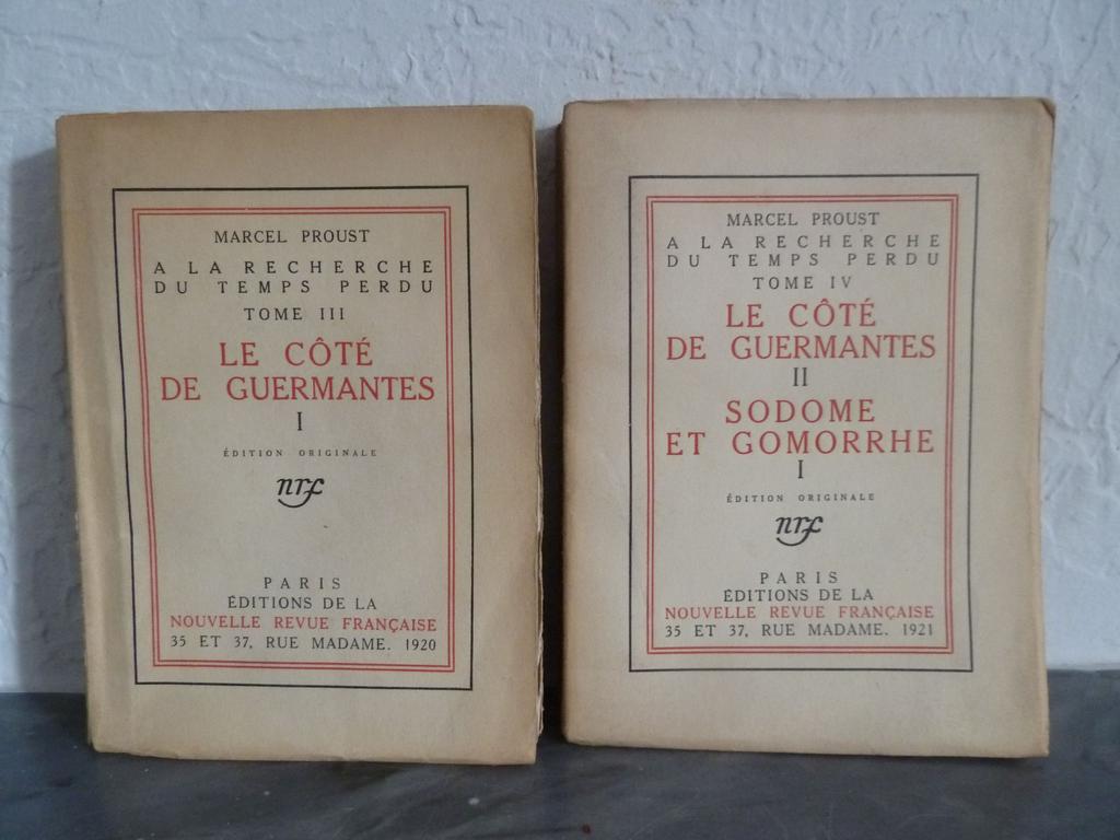 REF 29 : PROUST, Marcel : A la recherche du temps perdu. Tome III et Tome IV. Le côté de Guermantes. Paris : Ed. de la N.r.f., 1920 et 1921. 2 volumes brochés in-8° sous couvertures imprimées. Non rognés. EDITIONS ORIGINALES tirées respectivement à 1173 ex. numérotés. 1 des 800 sur pur fil Lafuma-Navarre, réservé aux Amis de lédition originale, sans le feuillet volant derrata du Tome III, comme souvent. Le Tome IV contient la 1ère partie de « Sodome et Gomorrhe ». dos un brin brunis, rares rousseurs sinon BEL EXEMPLAIRE