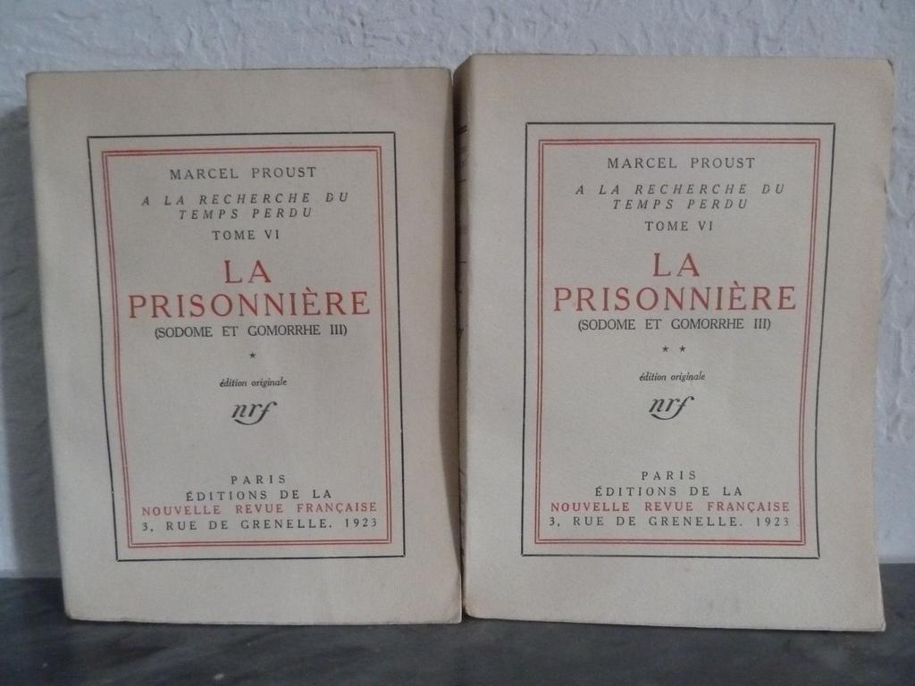REF 29 : PROUST, Marcel : A la recherche du temps perdu. Tome VI. La prisonnière. Paris : Ed. de la N.r.f., 1923. 2 volumes brochés in-8° sous couvertures imprimées. Non rognés. EDITIONS ORIGINALES tirées respectivement à 1029 ex. numérotés. 1 des 917 sur pur fil Lafuma-Navarre, réservé aux Amis de lédition originale. TRES BEL EXEMPLAIRE.