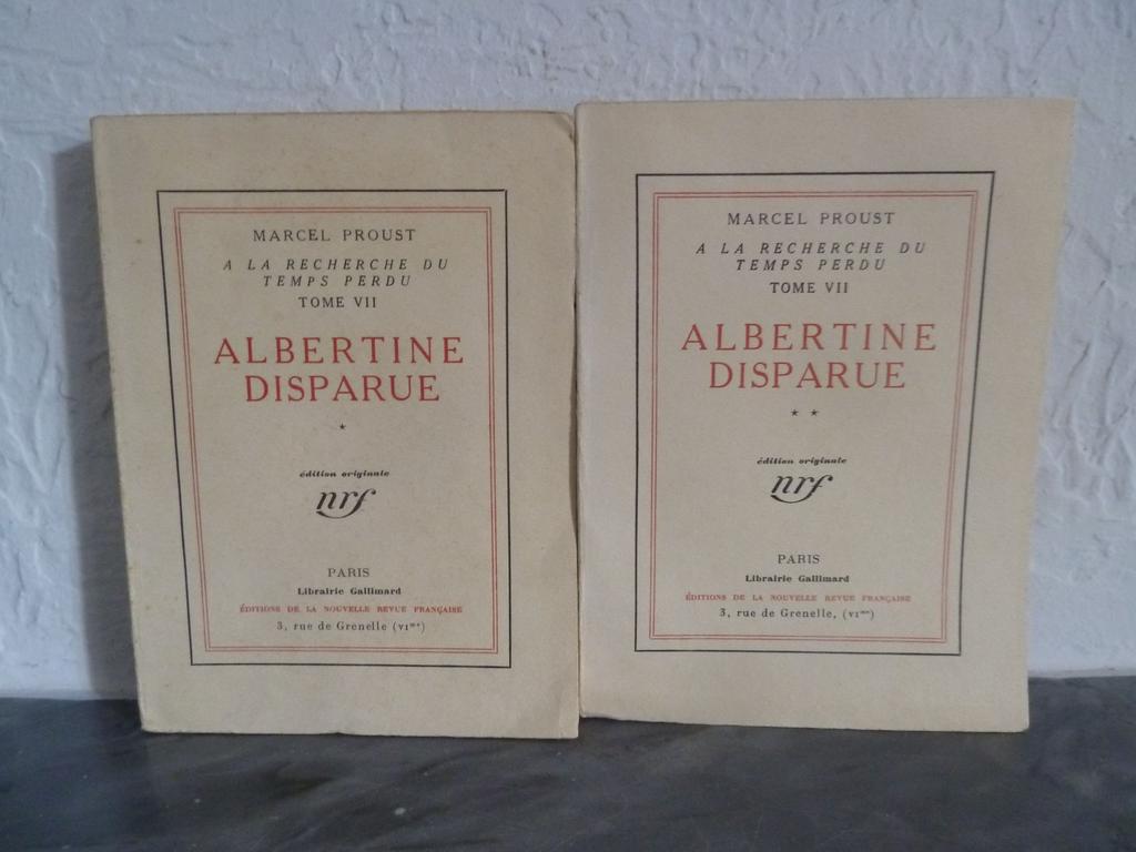 REF 29 : PROUST, Marcel : A la recherche du temps perdu. Tome VII. Albertine disparue. Paris : Ed. de la N.r.f., 1925. 2 volumes brochés in-8° sous couvertures imprimées. Non rognés. EDITIONS ORIGINALES tirées respectivement à 1377 ex. numérotés. 1 des 1200 sur pur fil Lafuma-Navarre, réservé aux Amis de lédition originale. TRES BEL EXEMPLAIRE.