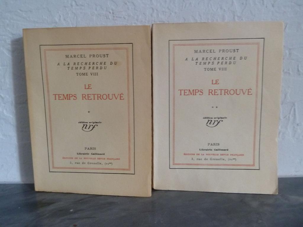 REF 29 : PROUST, Marcel : A la recherche du temps perdu. Tome VIII. Le temps retrouvé. Paris : Ed. de la N.r.f., 1927. 2 volumes brochés in-8° sous couvertures imprimées. Non rognés. EDITIONS ORIGINALES tirées respectivement à 1404 ex. numérotés. 1 des 1245 sur pur fil Lafuma-Navarre, réservé aux Amis de lédition originale. 1 dos un brin bruni sinon TRES BEL EXEMPLAIRE.