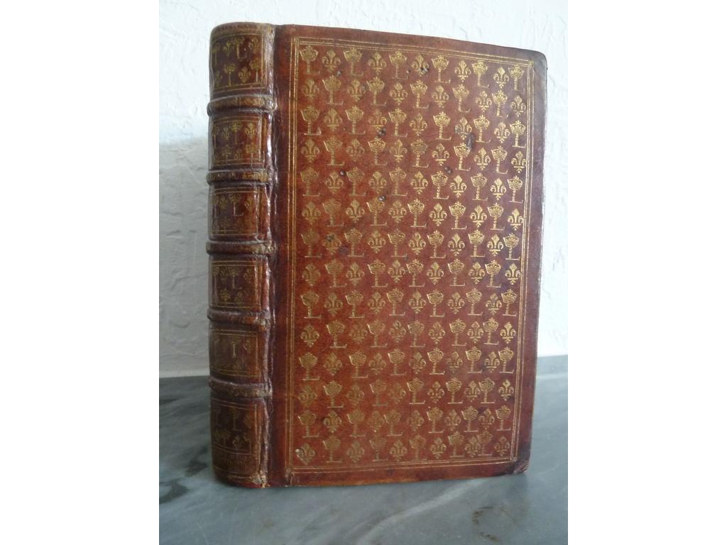 LOffice de la Semaine sainte corrigé de nouveau par le commandement du Roy, conformément au Bréviaire et Missel de notre S.P. le Pape Urbain VIII. Nouvelle édition. Paris, Charles Fosset et Denis Chenault, s.d. (circa 1680). Un volume in-8°. Reliure de lépoque plein maroquin grenat, plats et dos ornés dun semis de chiffre L couronné et fleurs de lys, roulettes dorées sur coupes, toutes tranches dorées. Le chiffre L couronné des plats est une variante inconnue des fers 15 et 16 (OHR 2494) des reliures de Louis XIV. Limprimeur Charles Fosset a exercé entre 1661 et 1695 environ. Illustré dun frontispice représentant le Roi agenouillé tendant sa couronne et son spectre devant la Piéta et 4 hors-textes par Le Febvre, gravées par C. Fosset. Le Privilège est signé par Du Puy. Ex-libris manuscrit ancien et armorié d'Alfred Renouard de Bussière (1804-1887), à sa devise « Faire et Taire ». Exemplaire réglé en rouge. Très légers frottis. TRES BEL EXEMPLAIRE aux chiffres couronnés de Louis XIV.