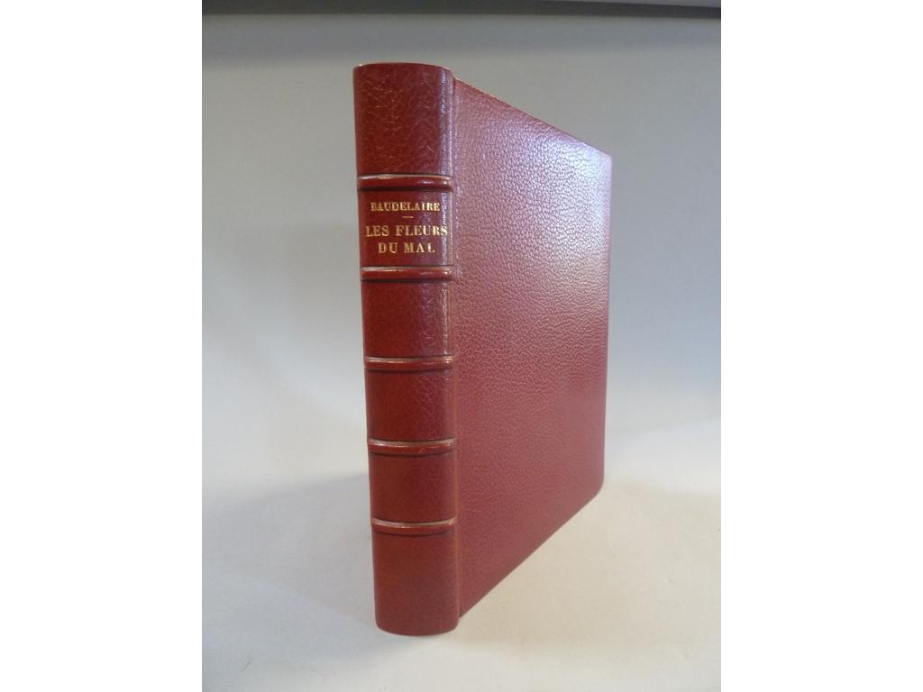BAUDELAIRE, Charles. (LEMAGNY, Charles) : Les fleurs du mal. Paris : Les bibliolâtres de France, 1949. Un volume grand in-4°. Reliure plein maroquin grenat, dos à nerfs janséniste, tête dorée. Couvertures et dos imprimés conservés. Non rogné. Illustré de 166 burins originaux de Charles LEMAGNY dont frontispice te 12 à pleine page. Tiré à 710 ex. sur papier du Marais filigrané. 1 des 650. TRES BON EXEMPLAIRE.