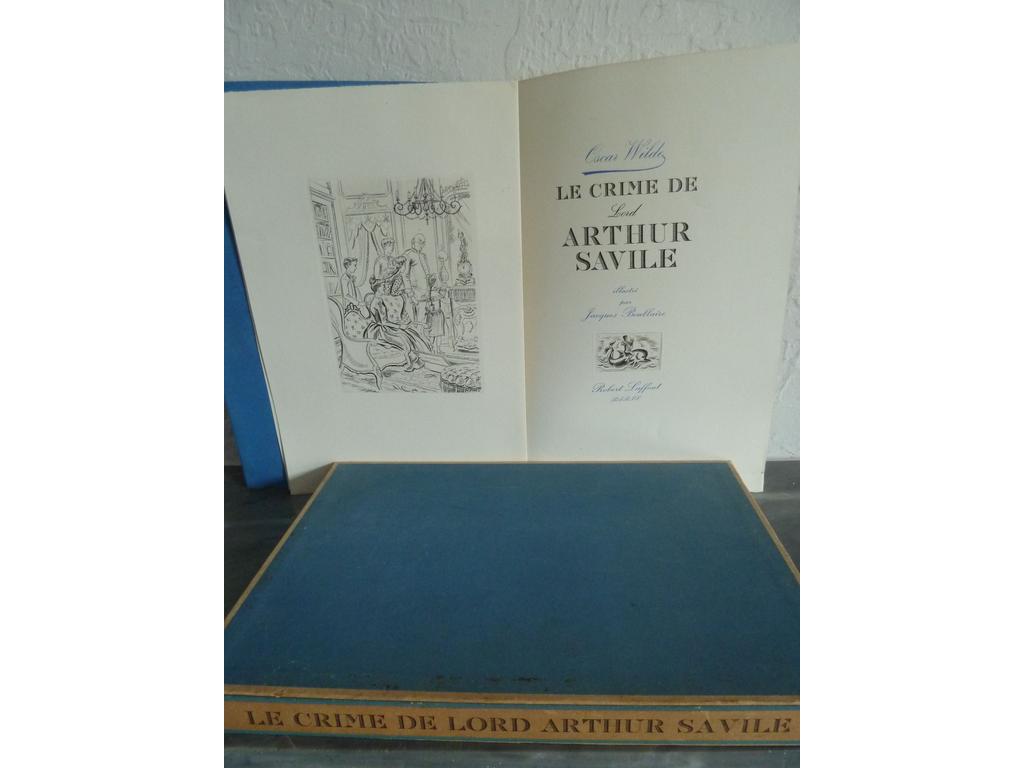 WILDE, Oscar. (BOULLAIRE, Jacques) : Le crime de Lord Arthur Saville. Paris : robert Laffont, s.d. [1946] , Un volume grand in-8° en feuilles sois couvertures imprimées et rempliées. Etui et chemise titrée eu dos cartonnés de léditeur. Illustré de 12 gravures sur cuivre (et non 10 comme annoncé) de Jacques BOULLAIRE, dont frontispice, 1 vignette sur titre, 6 grands en-tête, 3 à pleine page et 1 cul-de-lampe. Tiré à 490 ex. numérotés. 1 des 465 sur vélin blanc de Rives. TRES BON EXEMPLAIRE.