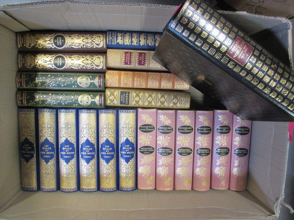 Editions Jean de BONNOT : Ensemble de 20 ouvrages : Les mille et une nuits, Les mémoires d'outre tombe de CHATEAUBRIAND, l'Héptamérone, NOSTRADAMUS et Divers. 1 carton