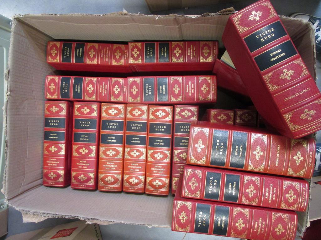 Editions CLUB FRANCAIS DU LIVRE : Ensemble de 18 ouvrages : Les oeuvres complètes de Victor HUGO. 1 carton