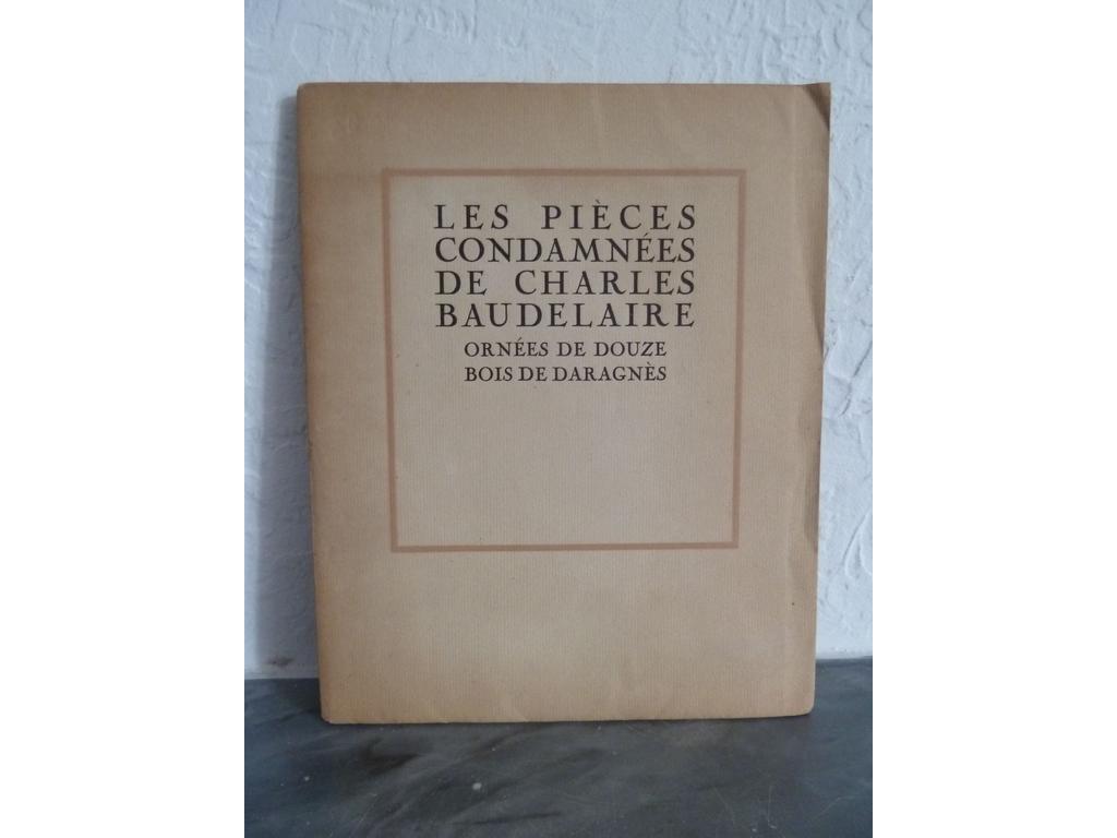 BAUDELAIRE, Charles. (DARAGNES) : Les pièces condamnées. Paris : Leharanger-Coq, 1947. Un volume in-8° carré sous couvertures imprimées et rempliées, non rogné. Illustré dune vignette sur titre et 12 bois gravés de DARAGNES en sanguine. Tiré à 392 ex. numérotés. 1 des 20 sur Japon impérial. Légères brunissures marginales de la couverture sinon TRES BEL EXEMPLAIRE, dun des premiers livres illustrés par Daragnès. Recherché.