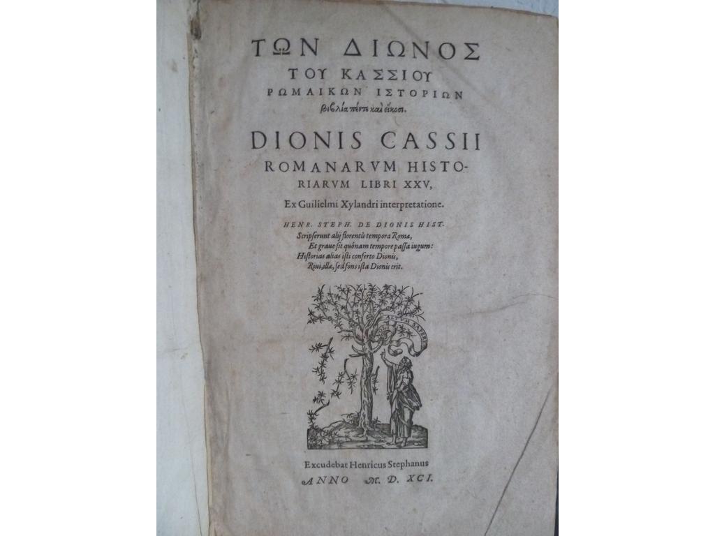 DION CASSIUS : Dionis Cassii romanarum historiarum libri XXV, ex Guilielmi Xylandri interpretatione. S.l [Paris]  : Henri Estienne, 1591. [Relié à la suite du même] : E Dione extraits historiae ab Joanne Xiphilino  S. l. [Paris] : Estienne, 1592. 1 volume fort petit in folio. Reliure plein vélin de lépoque, dos à nerfs orné de fleurons en noir, double encadrement à froid sur les plats avec fleurons noirs aux angles de lencadré intérieur et ovale orné en noir au centre, toutes tranches rouges. Edition bilingue : latin-grec. Homme politique, consul et historien romain d'expression grecque, proche des empereurs Septime Sévère et Sévère Alexandre, Dion Cassius est surtout connu pour son Histoire romaine, ouvrage de 80 livres qui retracent les 973 ans de la vie de Rome, de sa fondation à Alexandre Sévère en 229.  Frottements et restaurations à la reliure sinon BON EXEMPLAIRE.
