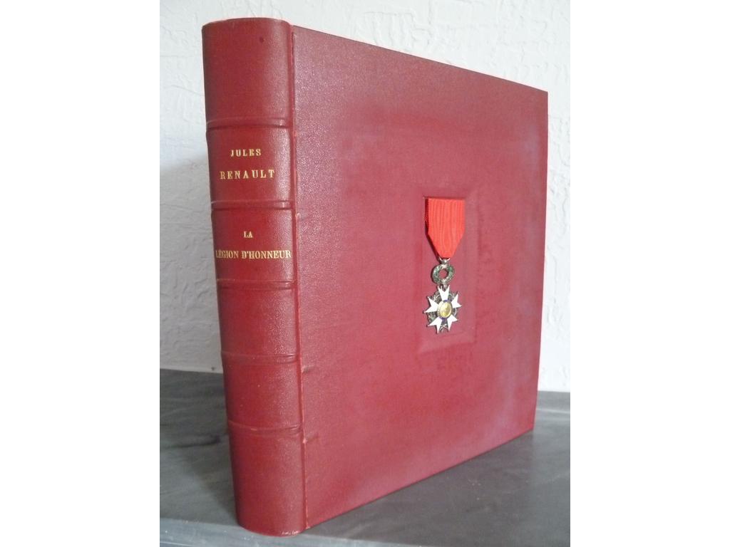 RENAULT, Jules : La légion dhonneur. Sa société dentraide et son musée. Les anciens ordres français de chevalerie. Paris : les éditions dart « Le document », 1934. Un volume in-4°. Reliure de léditeur plein-percaline lie-de-vin, dos à nerfs janséniste, une légion dhonneur enchâssée au cent redu 1er plat. Illustré de 73 planches hors-texte et de fac-similés de documents interfoliés. Tiré à 5000 ex. sur vélin Navarre. Ex. nominatif. Infimes frottis. TRES BON EXEMPLAIRE.