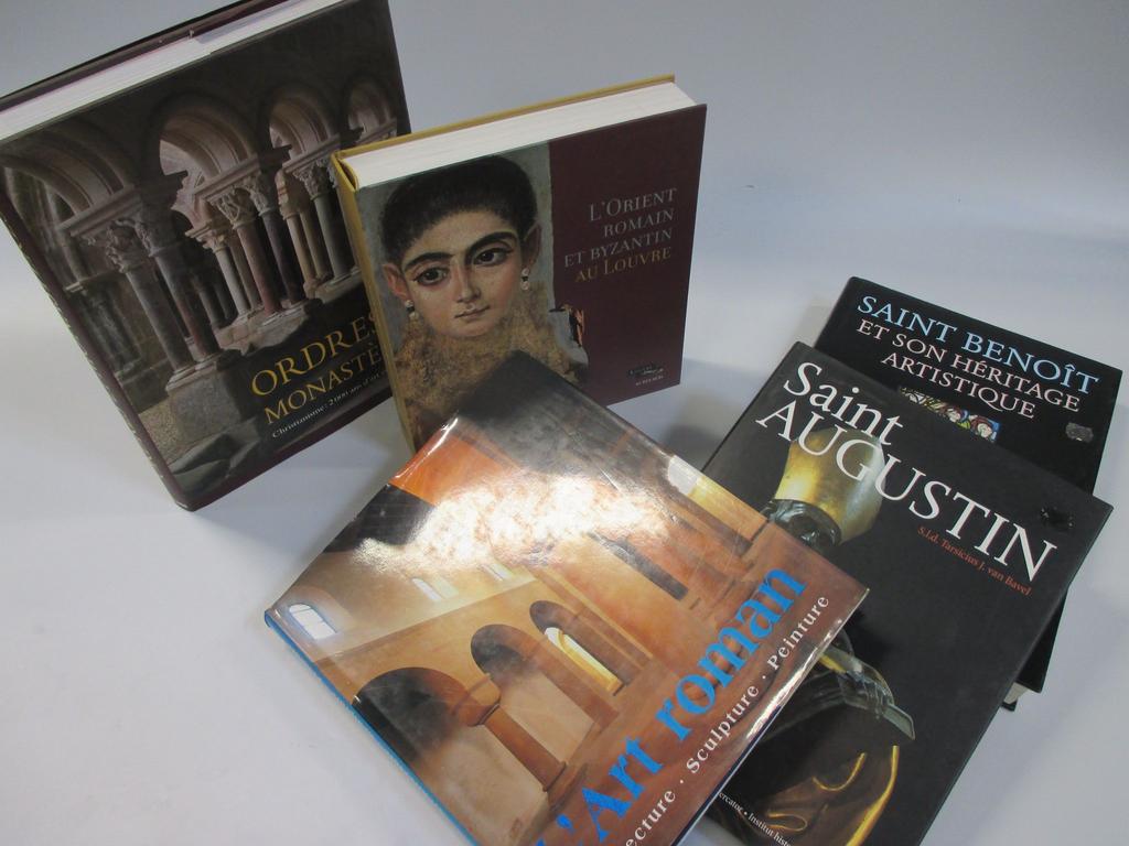 Ensemble de 5 volumes modernes : l'Art Roman, Saint Augustin, Saint Benoît, Ordres et Monastères, l'Orient Romain et Byzantin au Louvre.