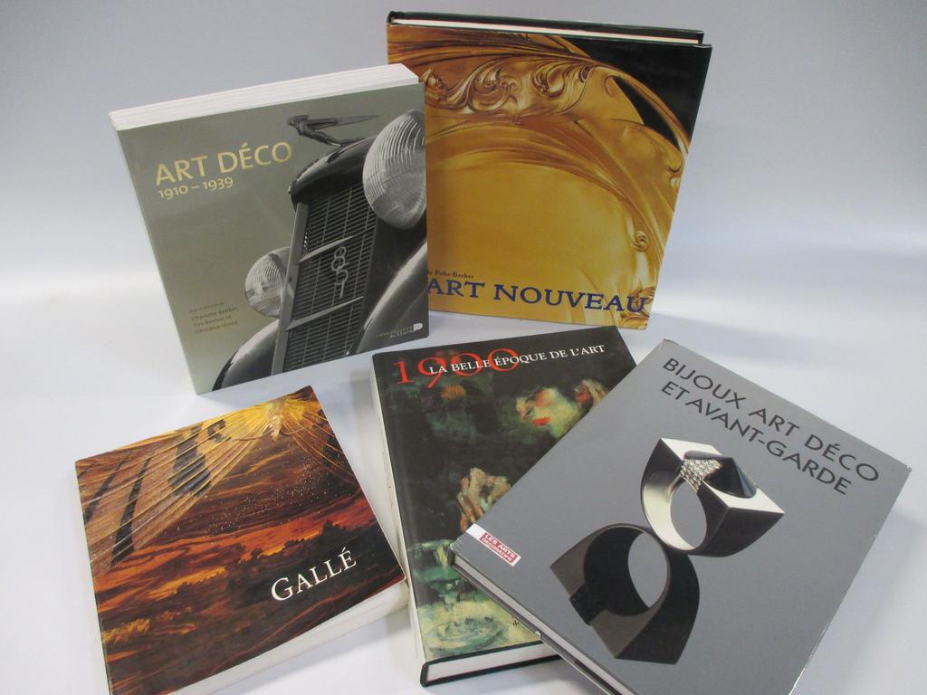 Ensemble de 5 volumes modernes l'Art Déco et l'Art Nouveau, dont Bijoux et Emile GALLE.