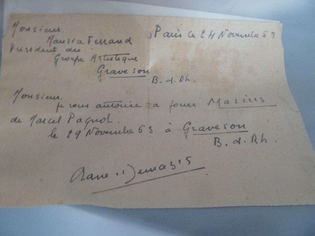DEMAZIS, Orane (1894-1991) : 4 pièces autographes signées et 1 pièce tapuscitre signée portant autorisation de jouer une pièce de Marcel Pagnol. In-12 oblong et in-4°. Entre 1953 et 1956.