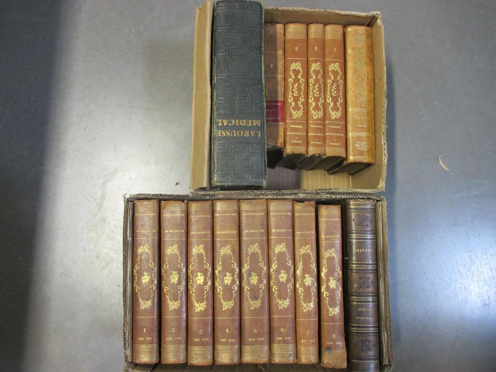 MEDECINE : Dictionnaire des dictionnaires de Médecine français et étranger 1840-1841 en 8 volumes. Cours de Pathologie interne 1836 en 3 volumes. On joint divers ouvrages du XIXème siècle. En tout 2 cartons