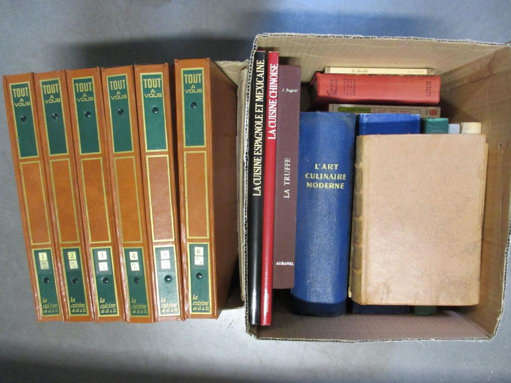 CUISINE : Ensemble de 13 ouvrages dont BRILLAT-SAVARIN : Physiologie du goût, Jean PAGNOL : La Truffe, on joint la cuisine de A à Z en fascicules. En tout 2 cartons