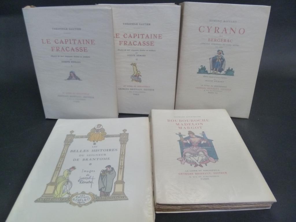 (HEMARD, Joseph) : 5 volumes in-8° sous couvertures illustrées et rempliées, non rognés, illustrés par Joseph HEMARD (les 4 premiers publiés aux Editions Briffaud, le dernier, chez Crès et Cie), dont : GAUTIER, Théophile :  Le Capitaine Fracasse. 2 volumes. 1926.   ROSTAND, Edmond : Cyrano de Bergerac. 1927.   COURTELINE : Boubouroche. Madelon. Margot. 1927.   BRANTOME : Les belles histoires. 1924. Exemplaires numérotés sur Rives pour les 4 premiers sur vélin Lafuma pour le dernier. TRES BEL ENSEMBLE