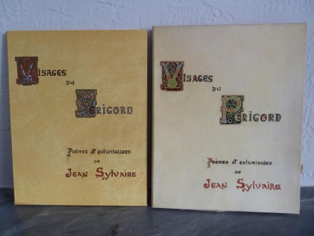 SYLVAIRE Jean : Visages du Périgord, Poèmes et Enluminures. Périgueux : Chez lauteur, circa 1960. 2 volumes grand in-4° en feuilles. Lun sous chemise à rabats plein vélin peint, lautre sous chemise cartonnée imitant le vélin peint à rabats, comprenant respectivement 12 feuillets manuscrits et enluminés avec un feuillet tapuscrit de préface dAndré Maurois, lautre contient seulement 10 feuillets enluminés, avec des variantes dans les planches. Il semblerait que Jean Sylvaire réalisa une cinquantaine de cet album entre 1959 et 1965. BON ENSEMBLE. Rare.