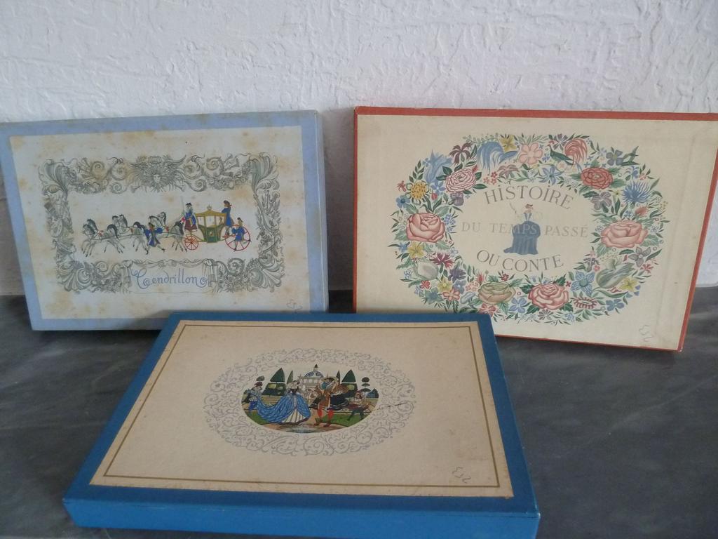 PERRAULT, Charles. (LEMARIE, H.) : La belle au bois dormant. La Barbe bleue. Cendrillon. Paris : Porson, 1948-1950. 3 volumes en feuilles sous couvertures crème imprimées. Coffrets-boites de léditeur illustrés sur le 1er plat. Illustré respectivement 45, 25 et 39 (soit un total de 109) miniatures en couleurs dHenry LEMARIE. Tiré à 2000 ex. sur vélin de Rives. 1 des 1910 contenant létat définitif. (Monod : 9014). On joint le spécimen illustré en noir de la Belle au bois dormant de 16 pages. Des rousseurs aux coffrets et surtout sur les feuillets blancs sinon BON ENSEMBLE, rare complet. Le chef duvre de Lemarié.