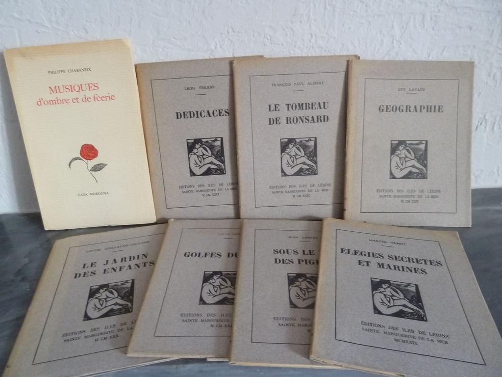 CHABANEIX, Philippe. (MATISSE, Henri) : Musiques dombre et de féerie. Paris : Fata Morgana, 1982. Un volume broché in-8° sous couverture imprimée et rempliée. EDITION ORIGINALE avec une illustration daprès Henri MATISSE en frontispice, tirée à 600 ex. Le nôtre, 1 des 560 sur vergé teinté, enrichi dune pièce autographe signée de Mme Chabaneix. ON Y JOINT : 7 recueils de poésies publiés par les éditions des îles de Leirins, 1929 et 1930. Broché in-12° en feuilles sous couvertures illustrées et rempliées. Recueils de Léon VERANE, François Paul ALIBERT, Louis PIZE, Marcel ORMOY, Jean LEBRAU, Louise GUILLAUME-GAULENE et Guy LAVAUD. Chaque recueil est illustré de bois gravés notamment de Francine BENSA. Petit tirage à une centaine dexemplaires en moyenne, les nôtres sur papier « Algue des îles ». BON ENSEMBLE de 8 recueils de poésies.