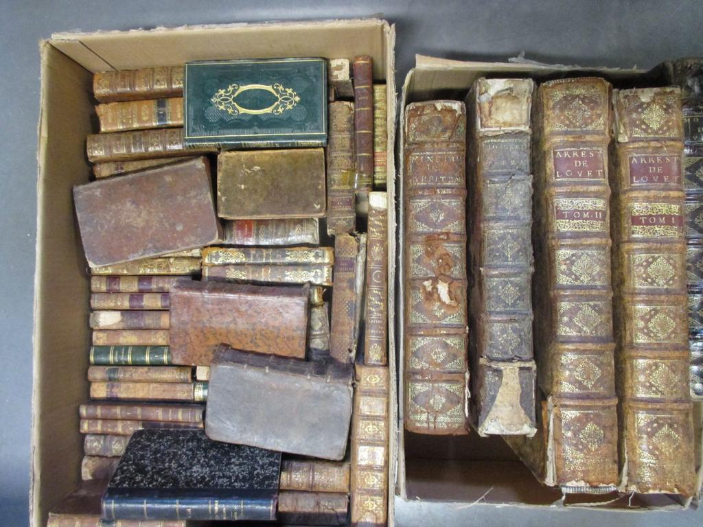 Ensemble de reliures des XVIIIème et XIXème siècle dont le recueil de plusieurs arrêts notables du parlement de Paris (vendu en l'état). 2 cartons