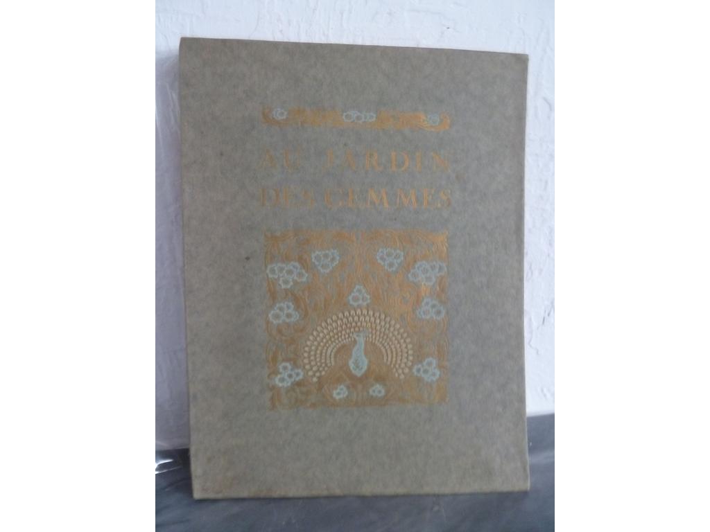 ROSENTHAL, Léonard. (CARRE, Léon) : Au jardin des Gemmes. Paris : Piazza, 1924. Un volume broché grand in-4° sous couvertures illustrées et rempliées. Non rogné. Bien complet de ses 12 illustrations hors-texe en couleurs appliquées dans un encadrement de Léon CARRE, sous serpentes légendées. Tiré à 2250 ex. numérotés. Exemplaire nominatif. TRES BEL EXEMPLAIRE.