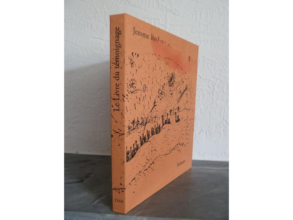 (ARMAN) ROTHENBERG, Jérôme : Le livre du témoignage. Charmes et gris-gris. Paris : Charles Moreau, 2002. Un volume broché in-4° sous couvertures illustrées et rempliées. Coffret toilé illustré de léditeur. EDITION ORIGINALE bilingue (français-anglais) illustré, en plus de la couverture, de nombreux dessins in-texte et de 10 lithographies en bichromie justifiées et signées à la mine de plomb dARMAN. Tiré à 500 ex. numérotés. 1 des 15 exemplaires hors-commerce destinées à lauteur, à lillustrateur ou aux collaborateurs. Signature dArman au colophon. Une auréole sur le 1er plat du coffret mise à part, TRES BON EXEMPLAIRE, peu commun.