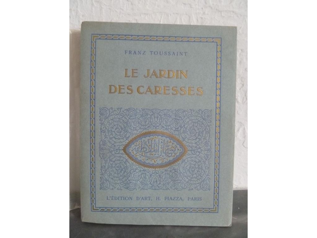 TOUSSAINT, Franz. (CARRE, Léon) : Le jardin des caresses. Paris : Piazza, 1921. Un volume broché in-8° carré, sous couvertures illustrées et rempliées. Non rogné. Bien complet de ses10 illustrations en couleurs hors-texte de Léon CARRE. Tiré à 700 ex. numérotés sur Japon. 1 des 500. TRES BEL EXEMPLAIRE.