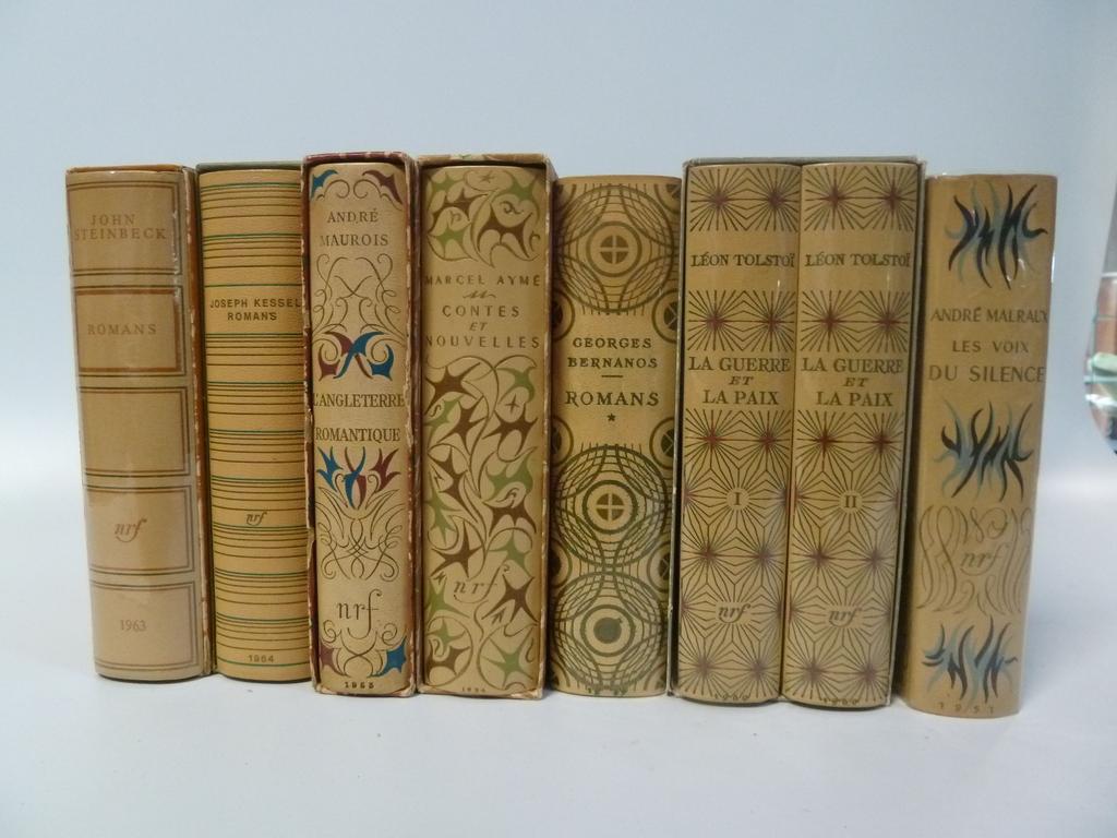 Lot de 8 volumes de littérature illustré NRF, reliures de Paul Bonet : Steinbeck, Kessel, Tolstoï, Bernanos, Malraux, Aymé, Maurois