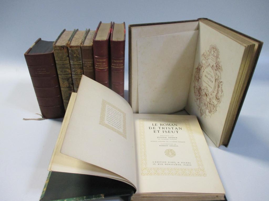 Lot de 8 volumes reliés dont : -Tristan et Iseult illustré par Engel , -PERRAULT : Contes. Reliure éditeur , -POE : Histoires extraordinaires. 1933 Illustré par Auguste Leroux , - SUARES : Voyage du Condottière, etc.