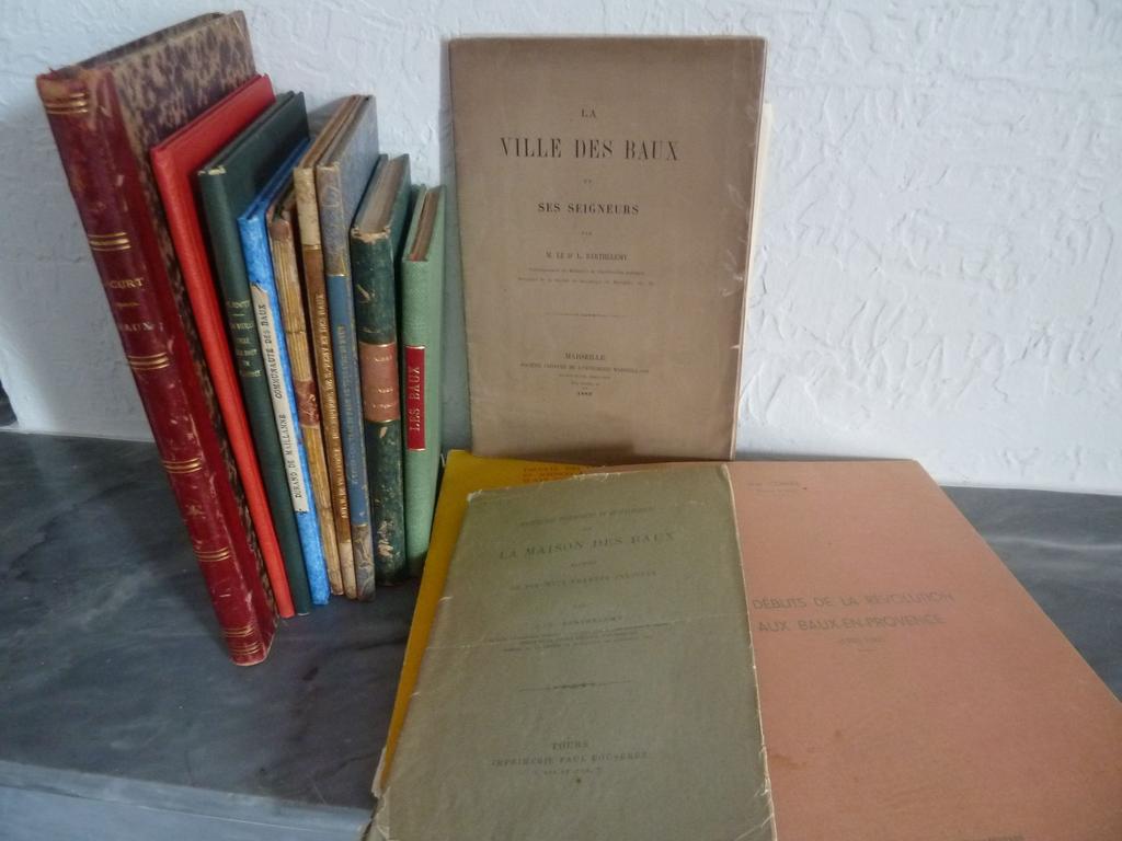 (Les Baux) BEL ENSEMBLE de 12 ouvrages évoquant les Baux, in-12°, in-8°, petit in-4°. Brochés ou reliés, XIXe et XXe : - CAMONGE : Notice historique sur la ville des Baux en Provence et sur la maison des Baux. 1844 , - GAVET : Lou Trau du fado au terraire di Baus. Grotte des fées aux Baux, 1903, - CAMONGE : Légendes provençales. 1862 , CORNEE : Les débuts de la révolution aux Baux en Provence. 1957 , - BAUX, article manuscrit (270 pages) extrait de lHistoire de la noblesse du Comté-Venaissin  par Pithon-Curt , - PONTET : La vieille ville des baux en Provence et ses ruines. 1874 , - BARTHELEMY : Inventaire du Château des baux en 1426. 1878 , - BARTHELEMY : Recherches historiques sur la maison des Baux.. , - BARTHELEMY : La ville des Baux et ses seigneurs. 1882 , - HERON DE VILLEFOSSE : Inscriptions de Saint-Remy et des Baux. 1879, - COYE DE VAUMALLE : Mémoire servant de réponse au rapport en défense faite par Durand de Maillanne  Cause du peuple des Baux , - CASTERAN : Les Baux. 1912 , - SMYRL : La famille des Baux. 1968. BEL ENSEMBLE de 12 ouvrages.