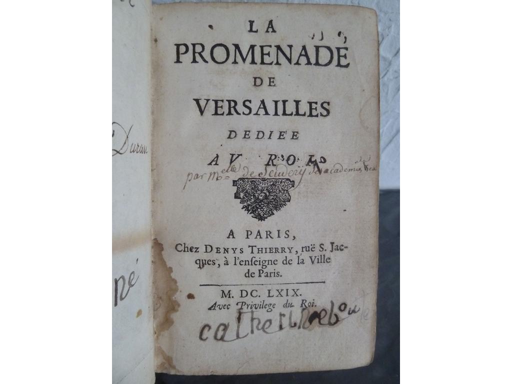 SCUDERY, Madelaine de : La promenade de Versailles. Paris : Thierry, 1669. Un volume fort et petit in-8°. Reliure de lépoque plein veau brune, dos à nerfs fleuronné (les ors sont passés). EDITION ORIGINALE illustré dun frontispice allégorique gravé. La Promenade de Versailles souvre sur une des rares descriptions du premier Versailles, celui davant la seconde campagne de travaux ordonnée par Louis XIV. Cest alors le lieu des splendides fêtes royales, celle du 18 juillet 1668 notamment, à laquelle Mlle de Scudéry avait assisté et dont elle donne ici une relation. Dans les jardins royaux, symboles de la grandeur de Louis XIV, est relatée l« Histoire de Célanire », récit à visée encomiastique, à limage de la description de Versailles. Cette nouvelle est une uvre éminemment représentative de lesthétique galante de lépoque. Un ex-libris à lencre anciens répété (enfantin), Reliure anciennement restaurée, quelques pâles mouillures, 2 ou 3 feuillets avec petite déchirure sans manque. BON EXEMPLAIRE, fort rare