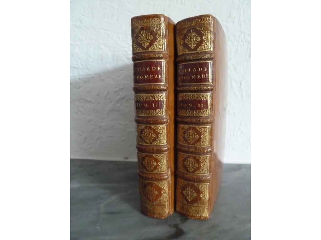HOMERE : LIlliade. Paris : Barbin, 1681. Reliures de lépoque plein veau blond, dos à nerfs ornés de caissons de filet doré finement fleuronnés, pièces de titre et de tomaison en maroquin rouge, roulette dorée sur coupes, toutes tranches dorées. Papier un brin jauni sinon TRES BEL EXEMPLAIRE, fort bien conservé.