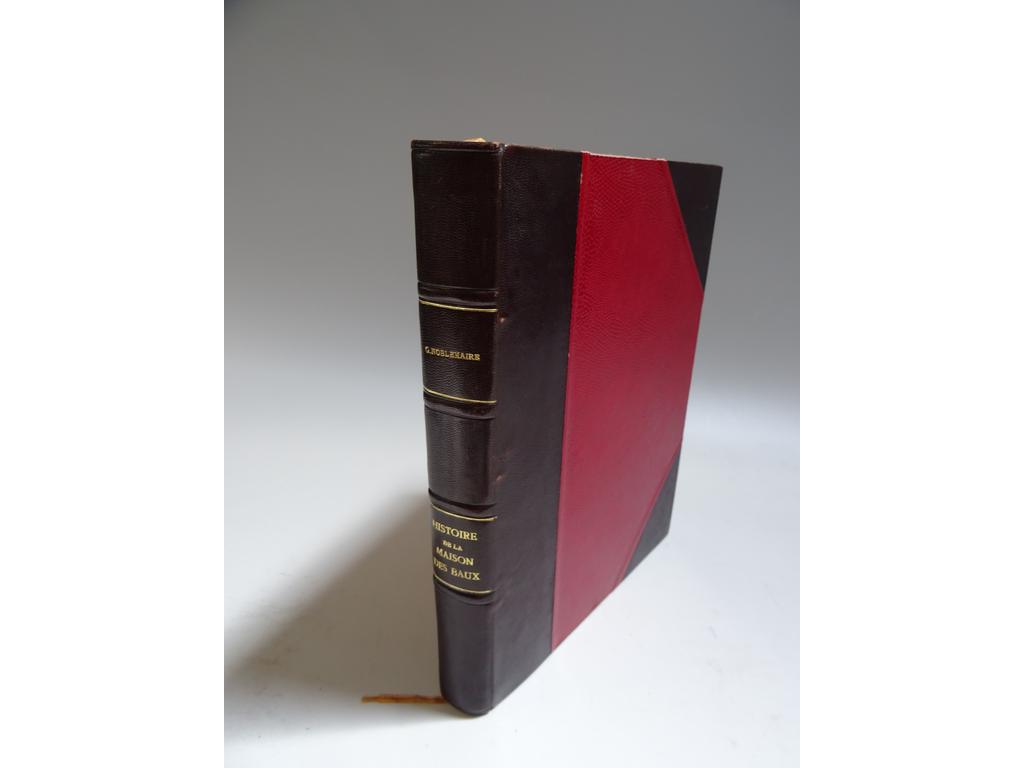 (Les Baux) NOBLEMAIRE, G. : Histoire de la maison des Baux. Paris : Honoré Champion, 1913. 1 volume in-4°. Reliure mi-XXe demi-chagrin chocolat à coins, dos à 4 faux-nerfs sautés, titre doré. Couvertures imprimées conservées. Non rogné. Illustré de 13 planches en phototypie hors-texte dont 3 à double page, et bien complet de ses 10 tableaux généalogiques dont 9 dépliants. EDITION ORIGINALE tirée à 300 ex. numérotés sur Hollande. 1 de ceux-ci. Quelques rousseurs éparses, pâle mouillure en marge inférieure notamment de quelques feuillets sans atteinte. BON EXEMPLAIRE.