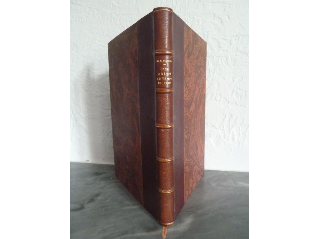 MAURRAS, Charles. (SAINT-MARC JAFFARD) : Dans Arles au temps des fées. Les éditions du Cadran, s.d. [1937] Un volume in-8°. Reliure de lépoque demi- chagrin marron, dos à nerfs surmonté de filet doré, couvertures imprimées et dos conservés. Bien complet in fine de ses 32 photographies, reproduites en phototypie, légendées par Maurras, hors-texte  de SAINT-MARC JAFFARD. EDITION ORIGINALE tirée à 511 ex. numérotés. 1 des 360 sur Arches. Frottis aux mors sinon BON EXEMPLAIRE.