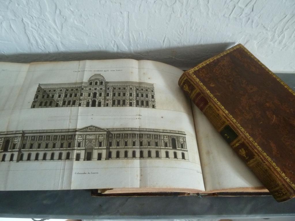 LEGRAND, J.G. : Description de Paris et de ses édifices. Paris : Treuttel et Würtz, 1818. 2 volumes in-8°. Reliures de lépoque pleine basane racinée, dos lisses ornés de croissillons et fers spéciaux dorés, pièces de titre en maroquin rouge et de tomaisons en maroquin vert, roulette fleurie dorée en encadrement des plats, roulette dorée sur coupes, toutes tranches marbrées rouges. Bien complet de son plan dépliant en tête du tome 1 et de ses 115 planches gravées hors-texte (le titre en annonce 120 mais cest bien 115 quil convient den avoir, 57 + 58) dont 4 sont dépliantes. Le titre du tome 2 manque. Quelques rares rousseurs, quelques feuillets brunis, légers frottis, BEL EXEMPLAIRE