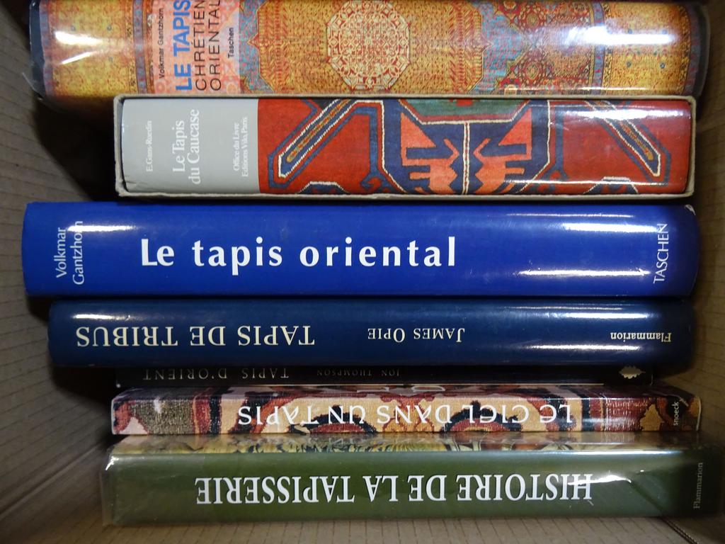 Lot d'ouvrages modernes sur le thème des tapis d'Orient. 8 livres